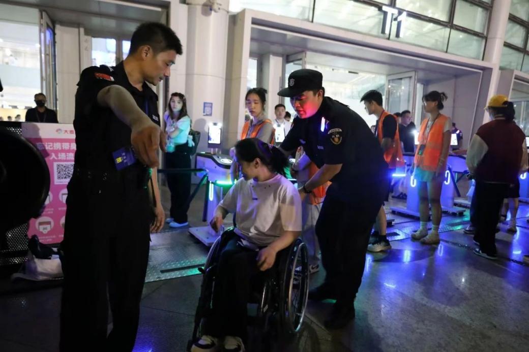 C:/Users/Administrator/Desktop/“安保鐵軍、硬核保障”2024系列報道四十二——南京市保安服務(wù)有限公司成功護(hù)航張碧晨「今兒個開心」十周年巡回演唱會南京站安保任務(wù)/5.jpg5
