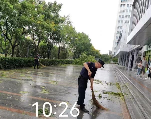 C:/Users/BA/Desktop/風(fēng)雨過后南京保安迅速行動(dòng)，恢復(fù)安“寧”面貌/5.jpg5