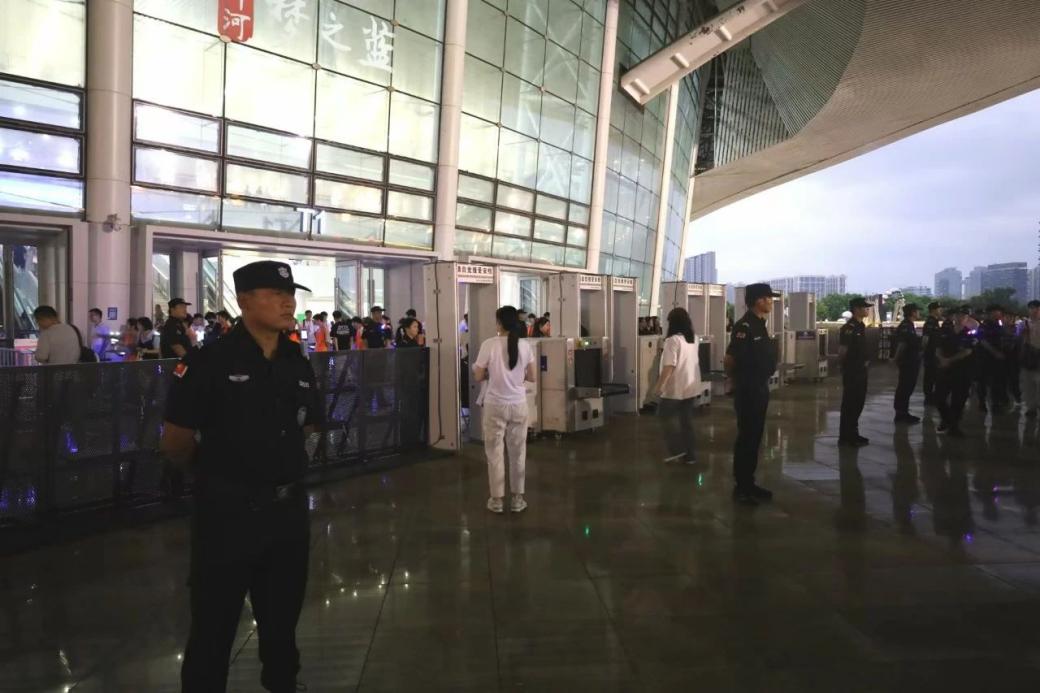 C:/Users/Administrator/Desktop/“安保鐵軍、硬核保障”2024系列報道四十二——南京市保安服務(wù)有限公司成功護(hù)航張碧晨「今兒個開心」十周年巡回演唱會南京站安保任務(wù)/3.jpg3