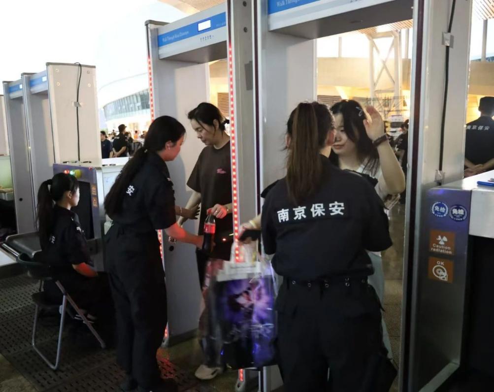 C:/Users/Administrator/Desktop/“安保鐵軍、硬核保障”2024系列報道四十二——南京市保安服務(wù)有限公司成功護(hù)航張碧晨「今兒個開心」十周年巡回演唱會南京站安保任務(wù)/2.jpg2